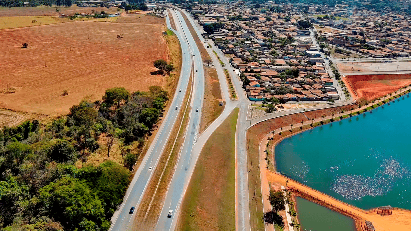 Vista aérea de cidade goiana com lago urbano e áreas verdes ao entardecer