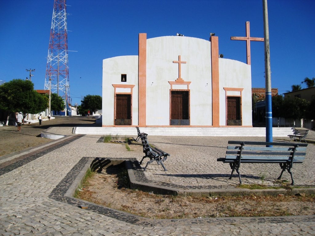 Igreja e praça no centro de Ibaretama, no Sertão Central do Ceará