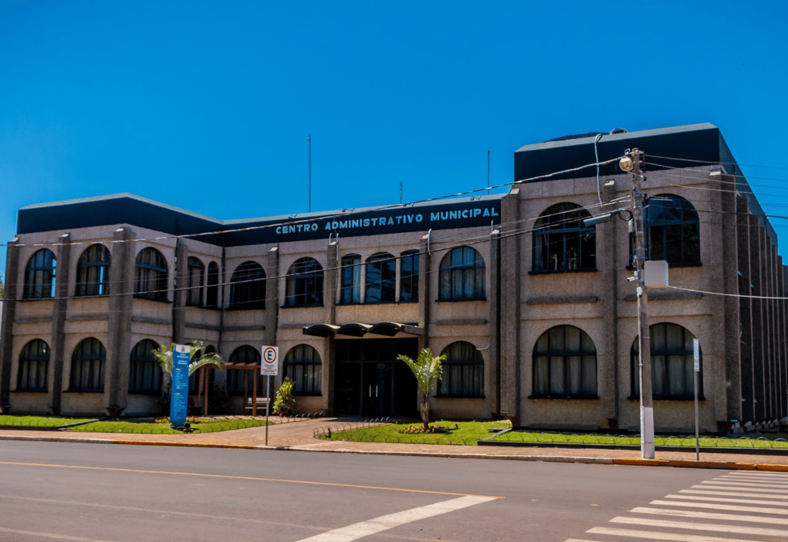 Centro Administrativo de Pejuçara ao fundo de céu azul claro