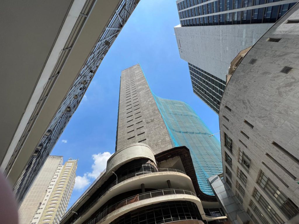 Fachada e prédios da UNESP em São Paulo, com estrutura universitária moderna ao fundo