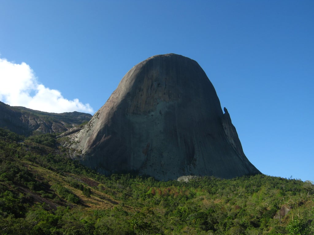 Paisagem rural com áreas de plantio e morros no norte do ES