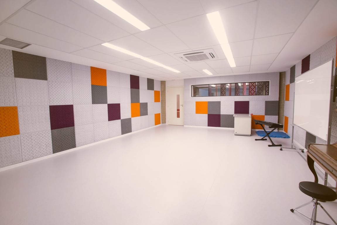 Sala de aula moderna em instituição de ensino tecnológico