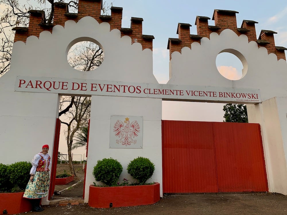 Entrada do Parque de Eventos de Guarani das Missões, com referências culturais polonesas
