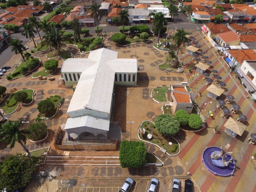 Vista aérea de cidade do interior paulista em dia ensolarado