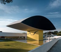 Skyline de Curitiba ao pôr do sol; concurso do CREA-PR tem provas em 22 de novembro de 2026 (Crédito: CASASUL).