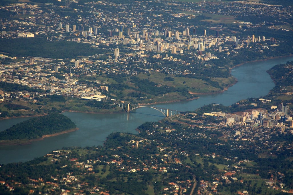 Vista aérea de São Miguel do Iguaçu e entorno do Lago de Itaipu