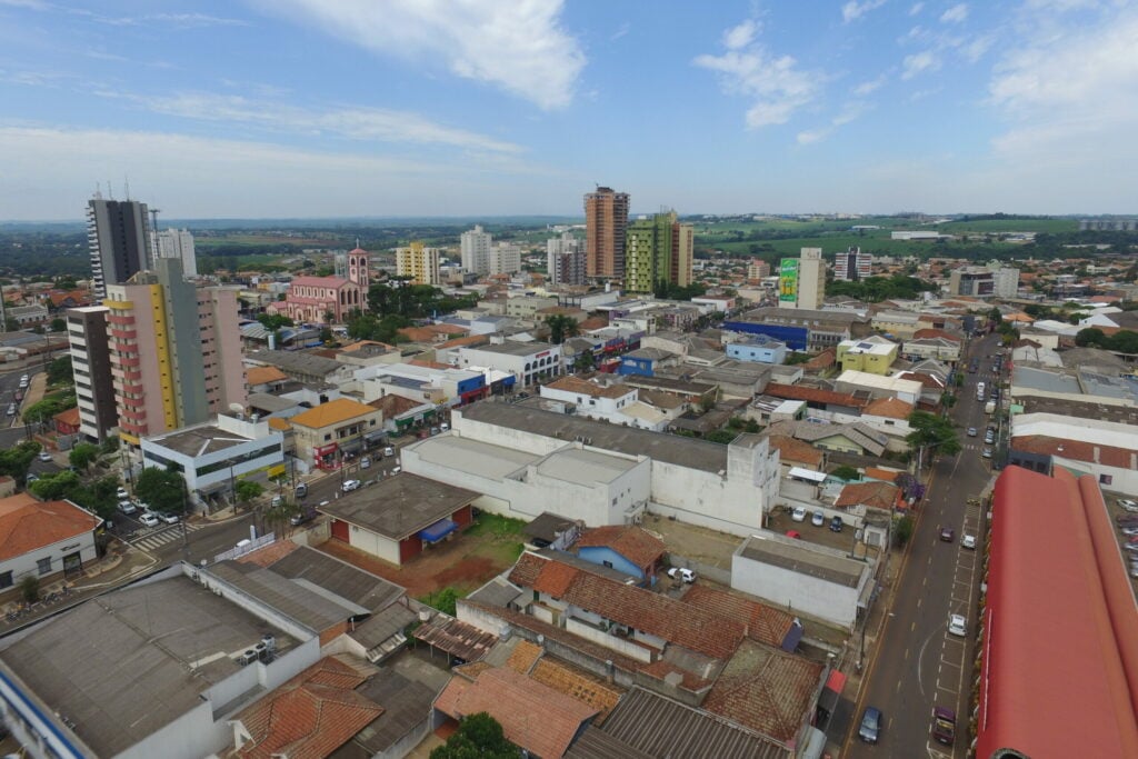 Vista aérea de Cambé PR, no norte do Paraná, em dia claro