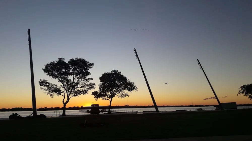 Pôr do sol no Guaíba e skyline de Porto Alegre