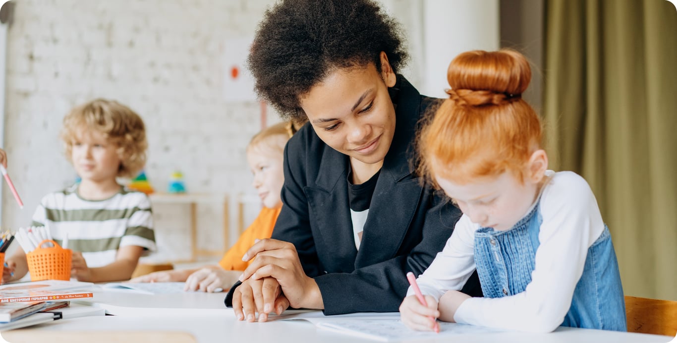 Sala de aula com profissional interagindo com crianças do ensino fundamental