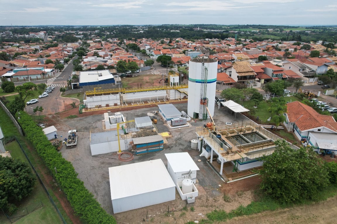 Infraestrutura de Estação de Tratamento de Água (ETA), vista aérea, foto horizontal