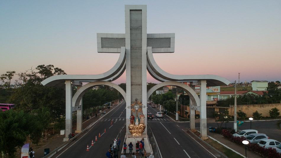 Entrada de Trindade GO com cruz ao entardecer