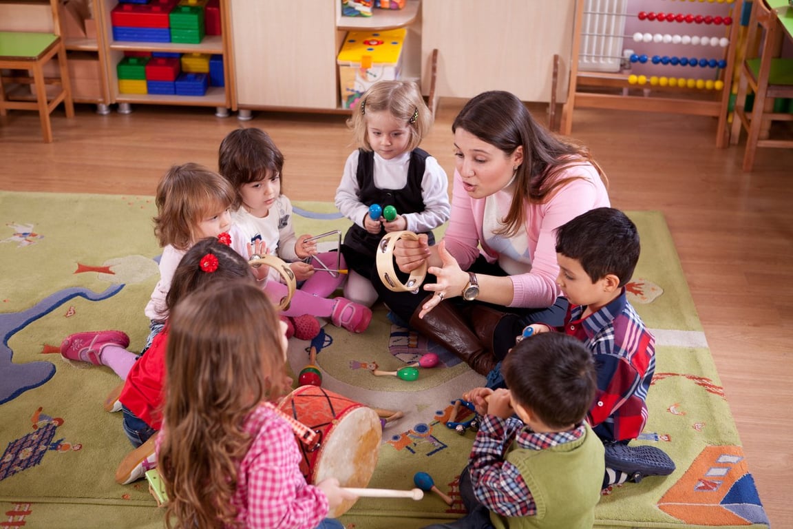 Profissional em atividade com turma da Educação Infantil