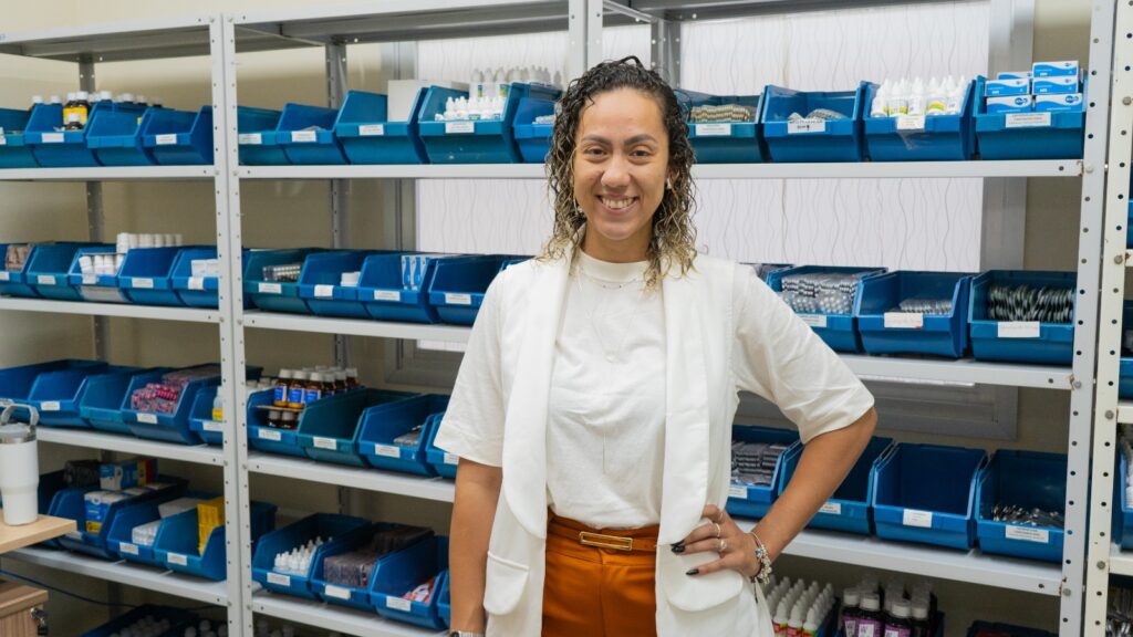 Farmácia pública organizada, referência visual à atuação do farmacêutico no SUS