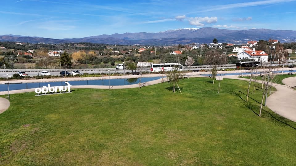 Área central de Fundão ES, com áreas arborizadas e prédios baixos
