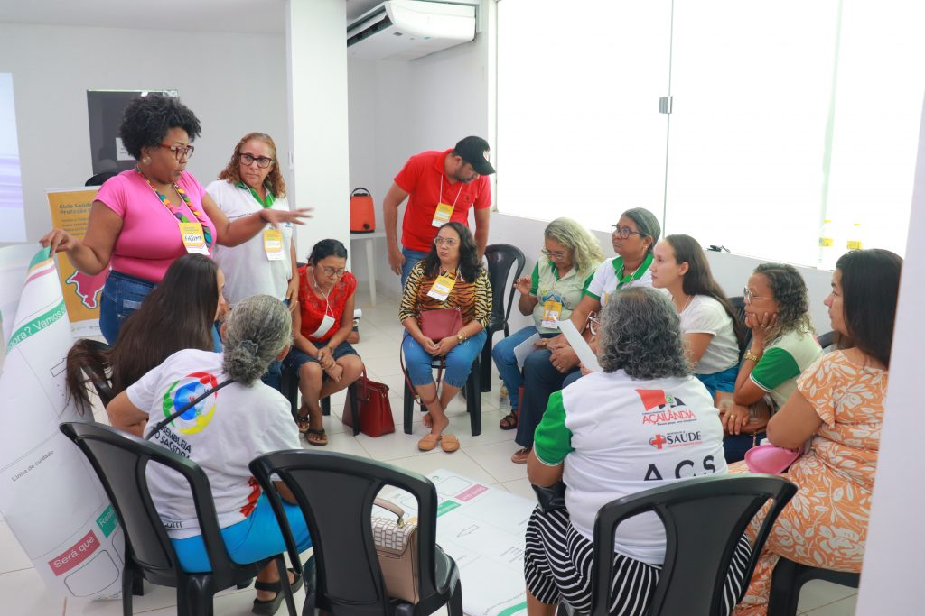 Profissionais em reunião de planejamento em ambiente público