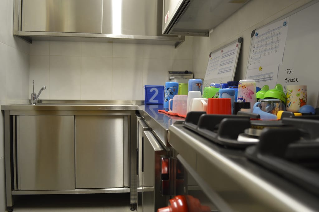 Profissional de nutrição em ambiente de cozinha escolar