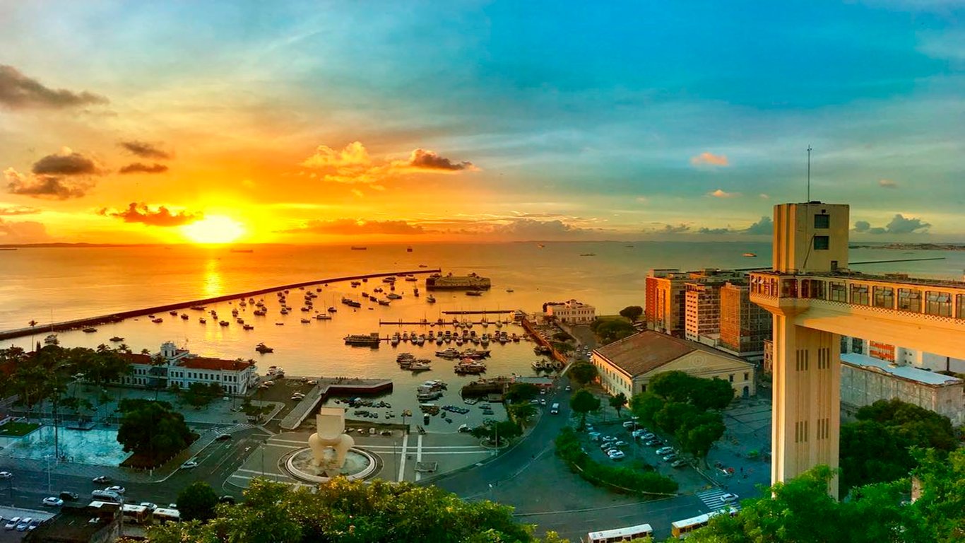 Elevador Lacerda e Baía de Todos-os-Santos ao pôr do sol