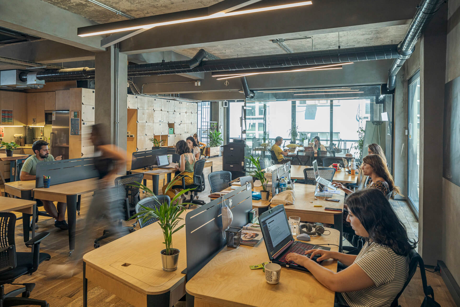 Ambiente de inovação e coworking com pessoas colaborando em notebooks