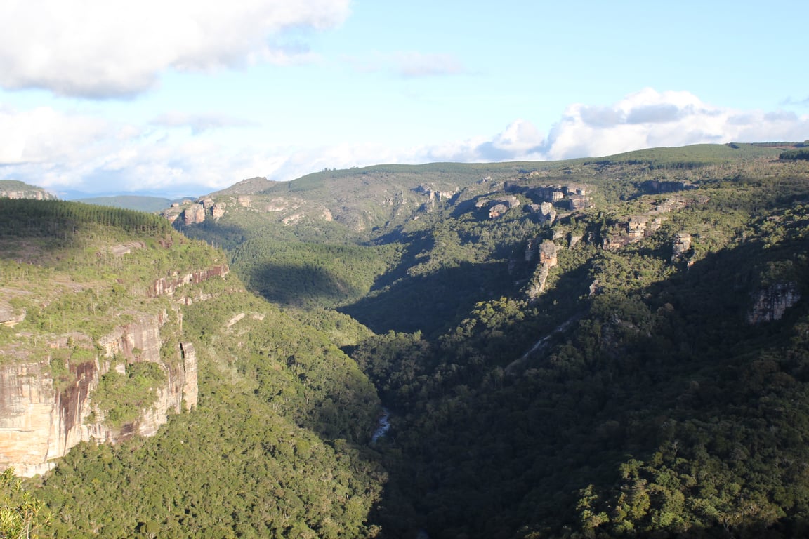 Vista panorâmica de Itararé SP, com área urbana cercada por colinas verdes e formações rochosas.