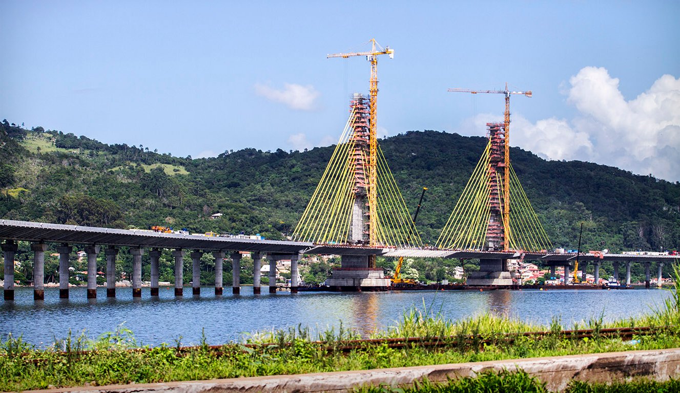 Vista de Laguna (SC) com a Ponte Anita Garibaldi ao fundo