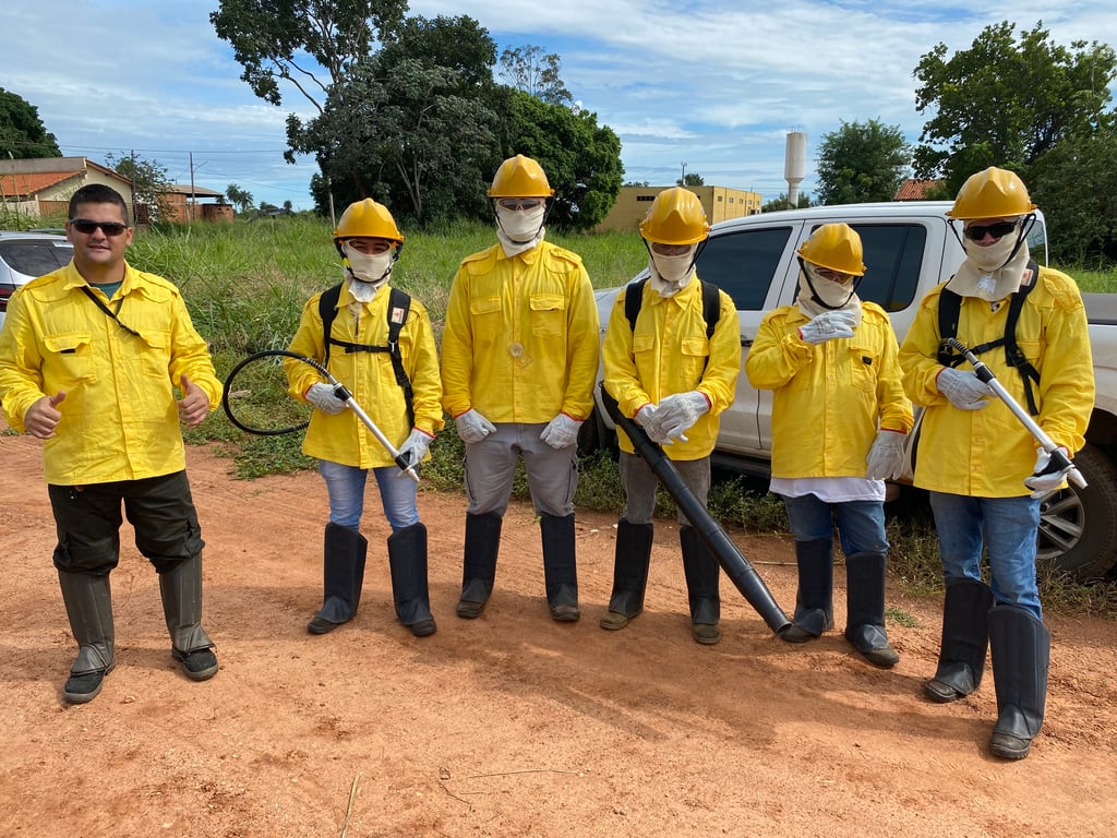 Brigadistas florestais em treinamento com bomba costal e ferramentas manuais