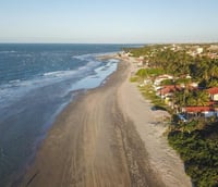 Paisagem litorânea com praia e dunas em Itapipoca CE, município conhecido como cidade dos três climas.