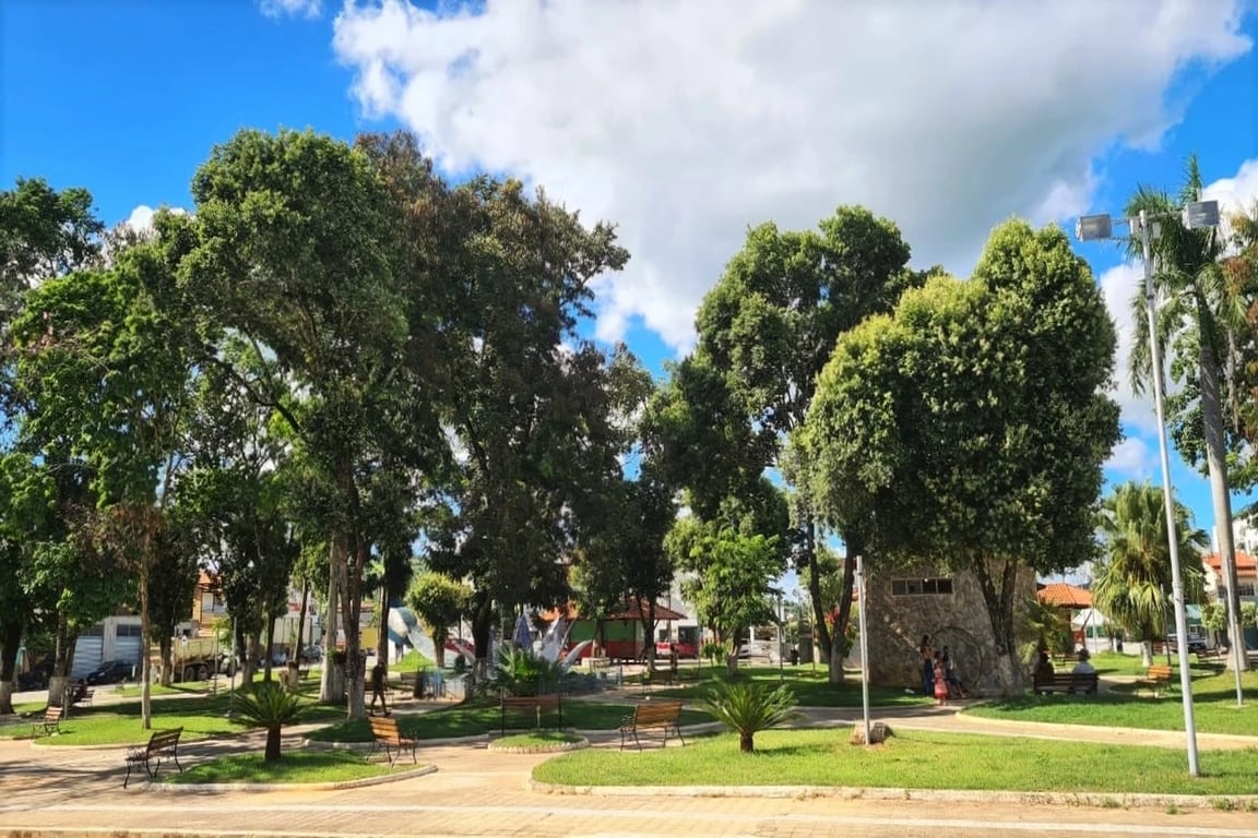 Praça central de Pavão (MG)