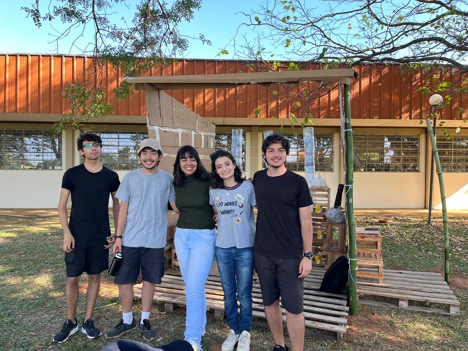 Ambiente acadêmico na FCT/UNESP em Presidente Prudente SP, com grupo de pessoas diante de edifício em dia ensolarado