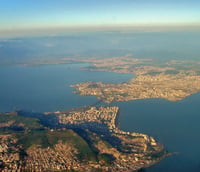 Vista aérea de Criciúma ao entardecer, destacando o ambiente urbano do Sul de Santa Catarina.