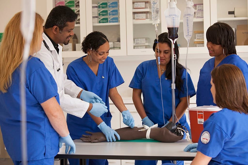 Aula prática em laboratório de saúde