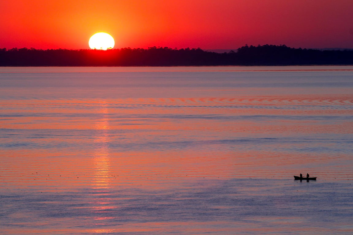 Vista do pôr do sol no Guaíba, Porto Alegre, com composição horizontal