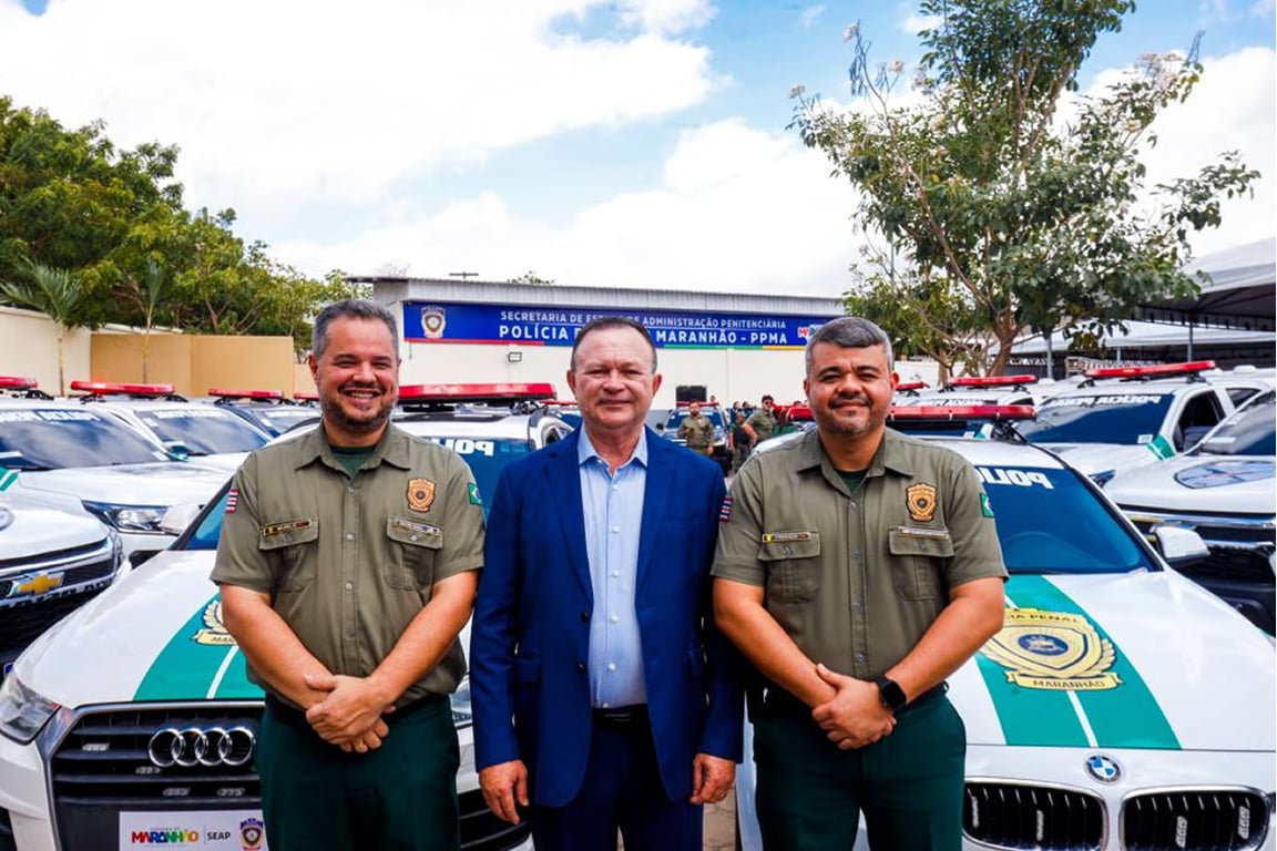 Policiais penais do Maranhão em frente a viaturas da SEAP-MA