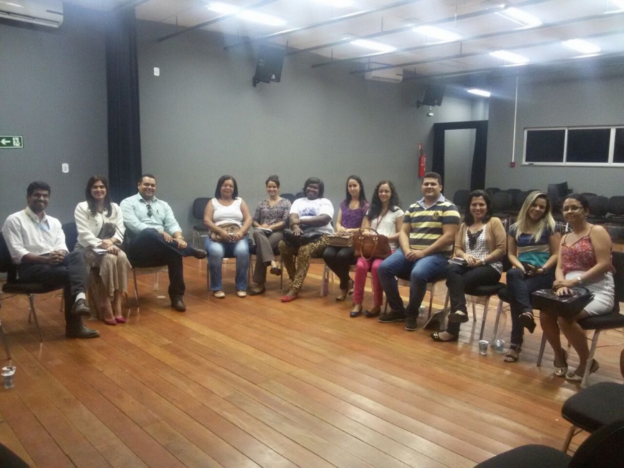 Profissionais de assistência social em reunião