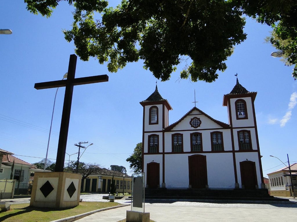 Vista urbana e igreja matriz de Bom Jesus dos Perdões SP