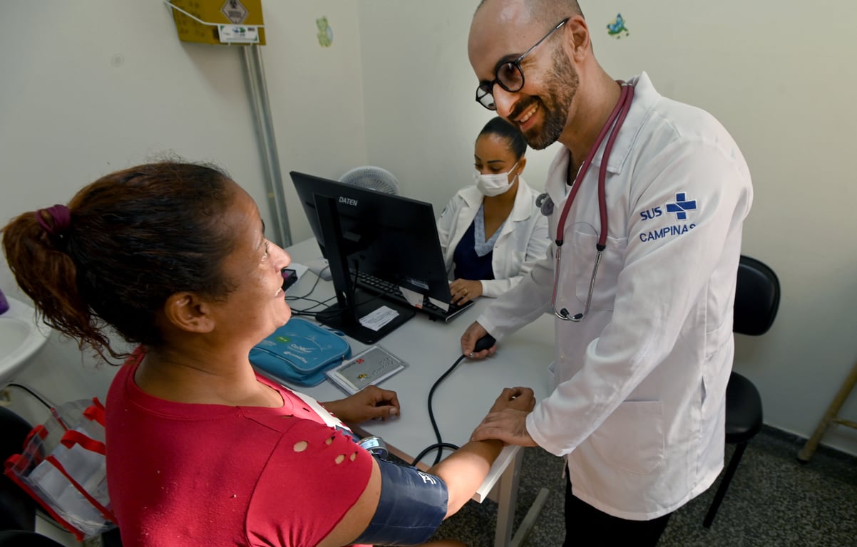 Profissionais de saúde em corredor hospitalar