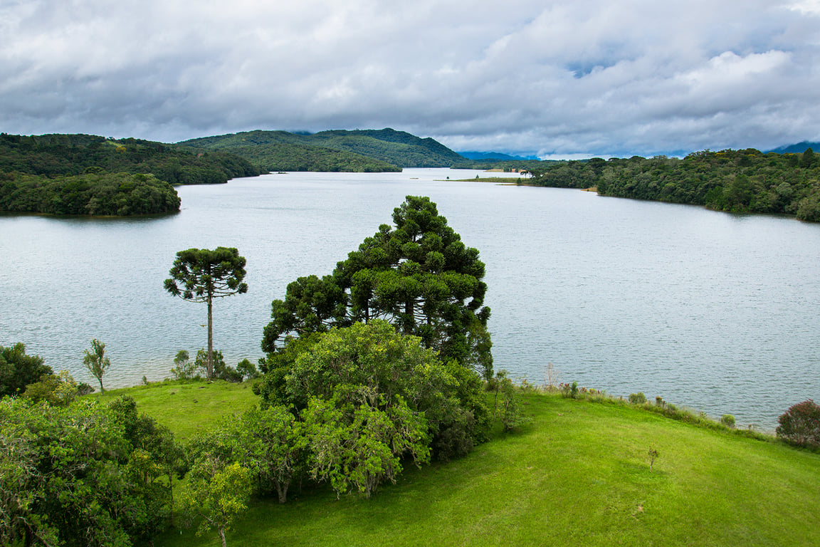 Paisagem de Piraquara, com lago e a Serra do Mar ao fundo