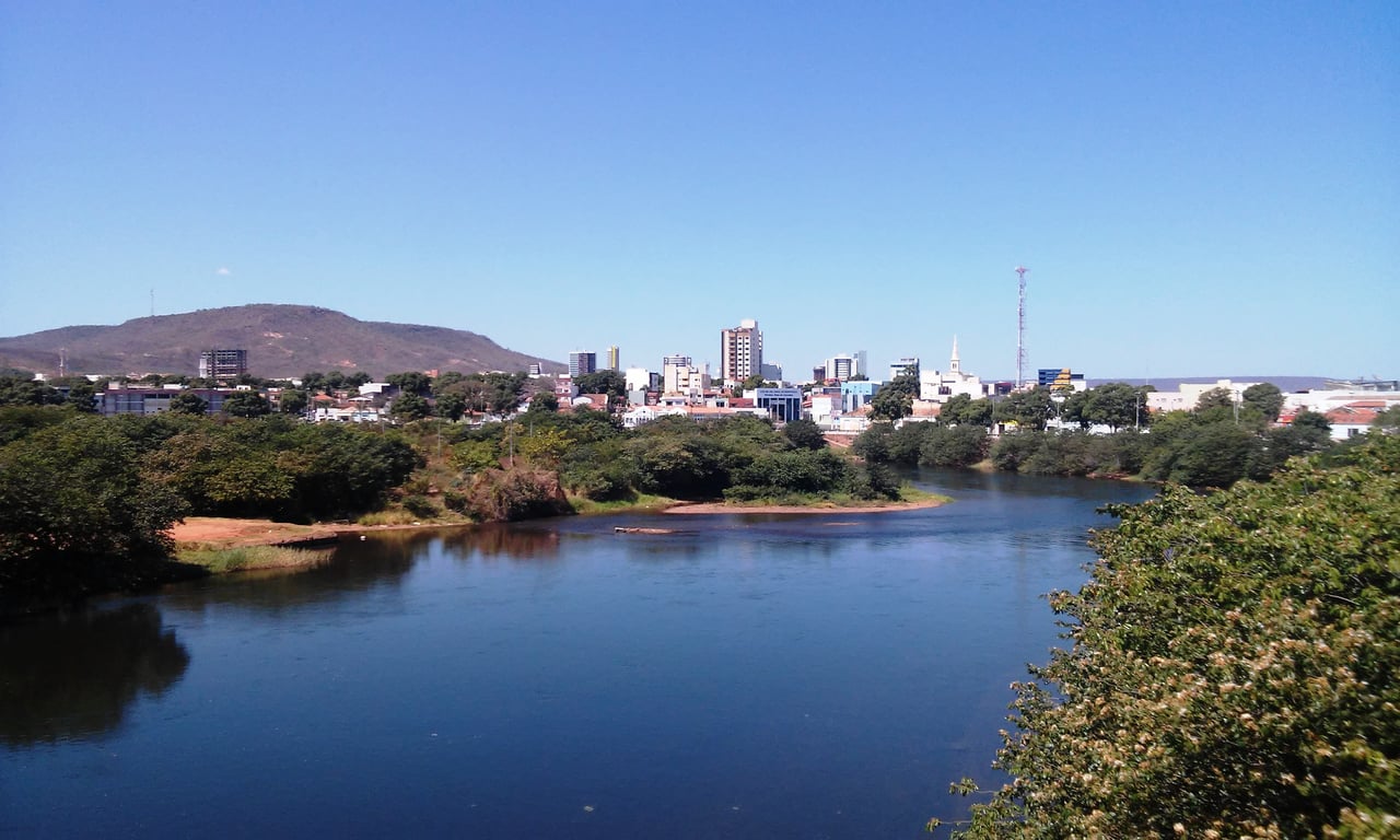 Vista aérea do rio Grande com a cidade de Barreiras ao fundo, ao entardecer.