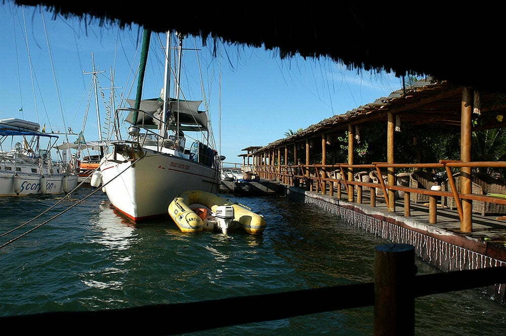 Cais e barcos de pesca em Caravelas BA