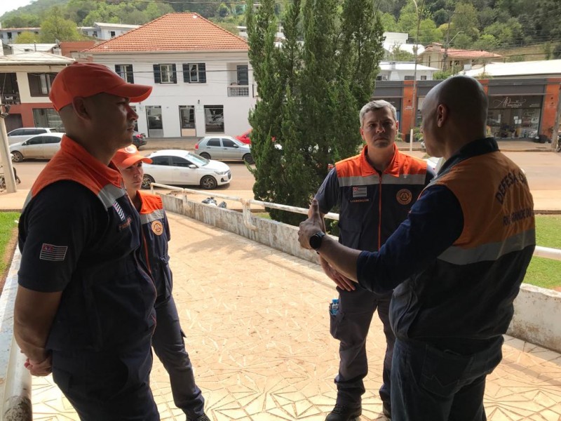 Equipe de Defesa Civil em operação de resposta a enchentes