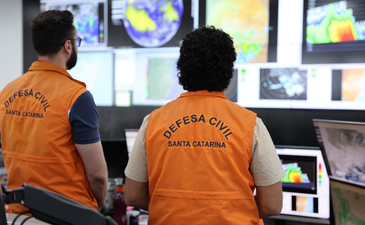 Equipe da Defesa Civil em operação de monitoramento