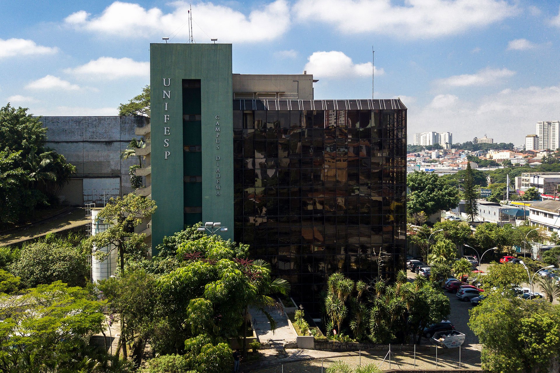 Fachada do Campus Diadema da UNIFESP, com áreas verdes ao redor.