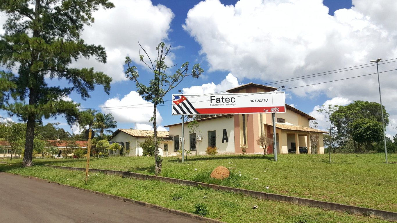 Fachada da Fatec Botucatu