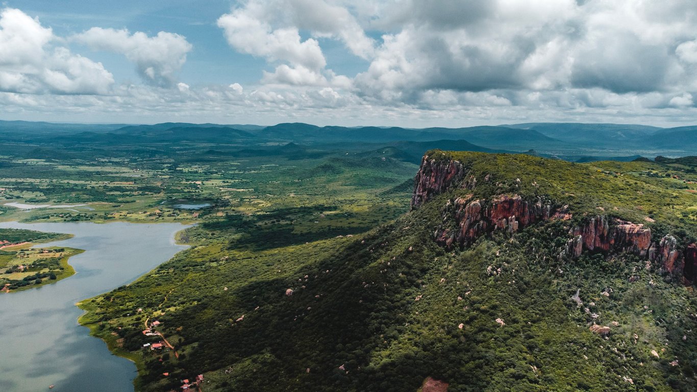 Vista aérea do Sertão pernambucano, com cidade e vegetação ao fundo