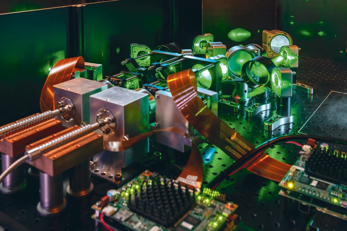 Bancada experimental com lasers e óptica, típica de laboratórios de informação quântica