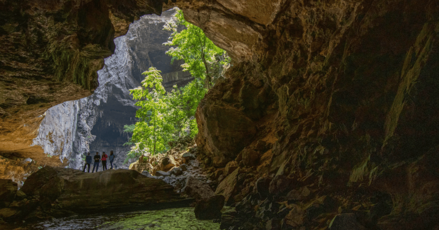 Caverna Terra Ronca I, com entrada monumental e luz natural na boca da gruta