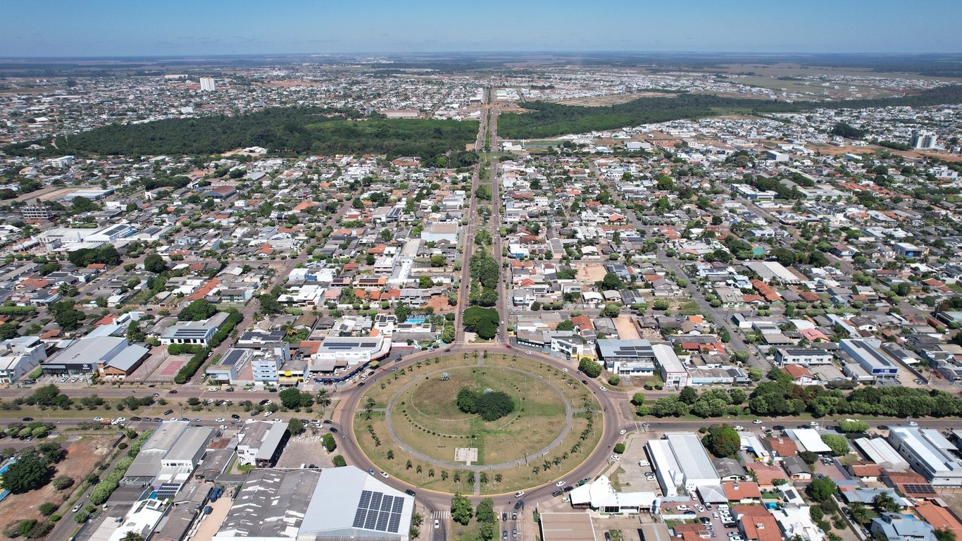 Cidade no interior de Mato Grosso, com traçado urbano e vegetação do Cerrado ao entardecer