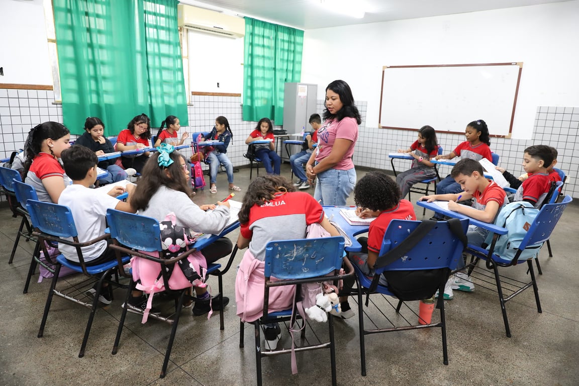 Sala de aula de escola pública, ambiente amplo com carteiras e quadro
