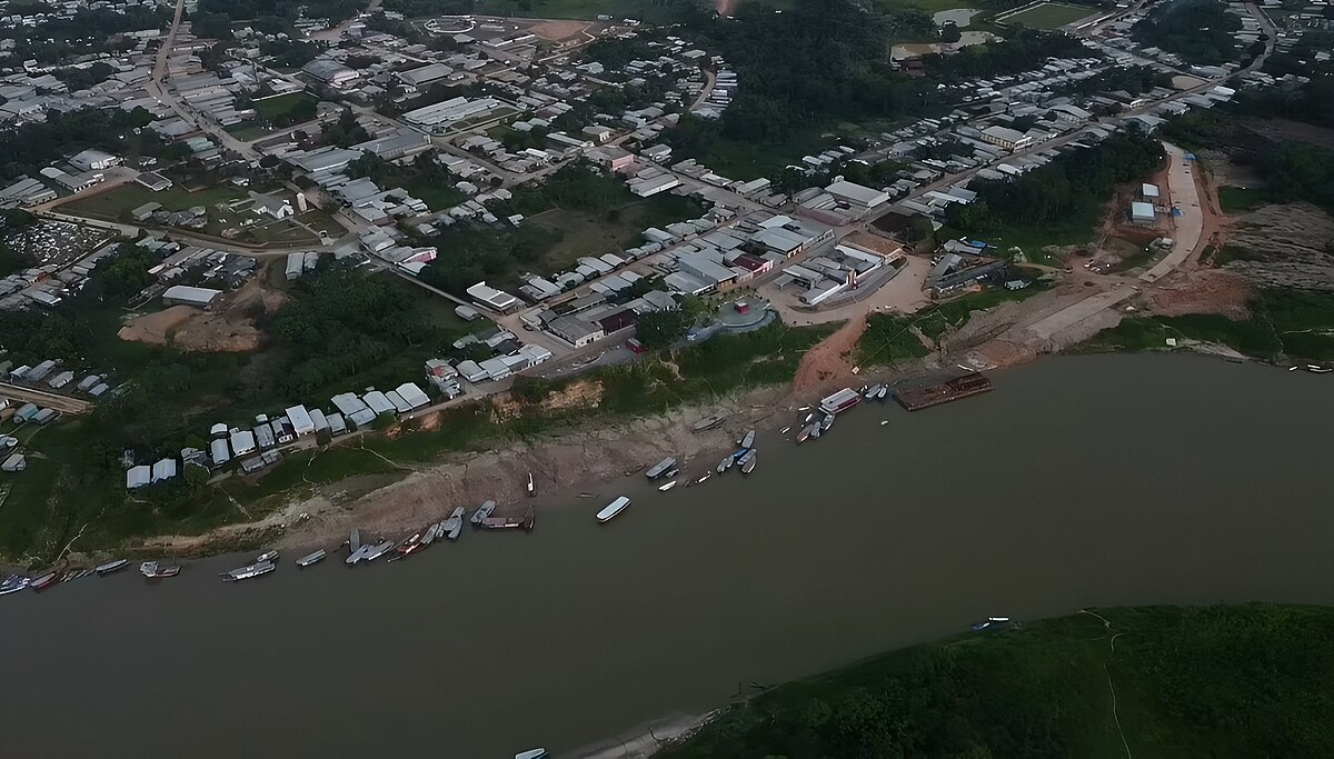Vista aérea de Feijó AC, com o Rio Envira ao fundo.