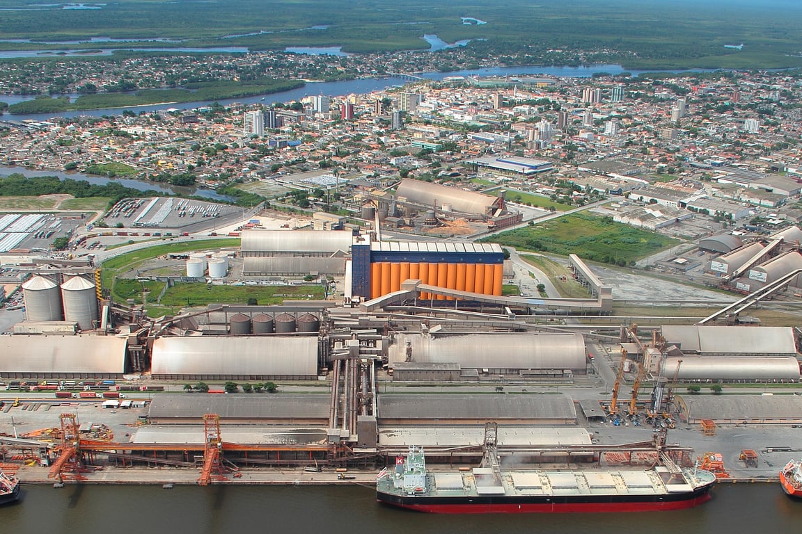 Vista aérea do Porto de Paranaguá e região costeira do Paraná, com píeres e canal de acesso ao porto ao entardecer