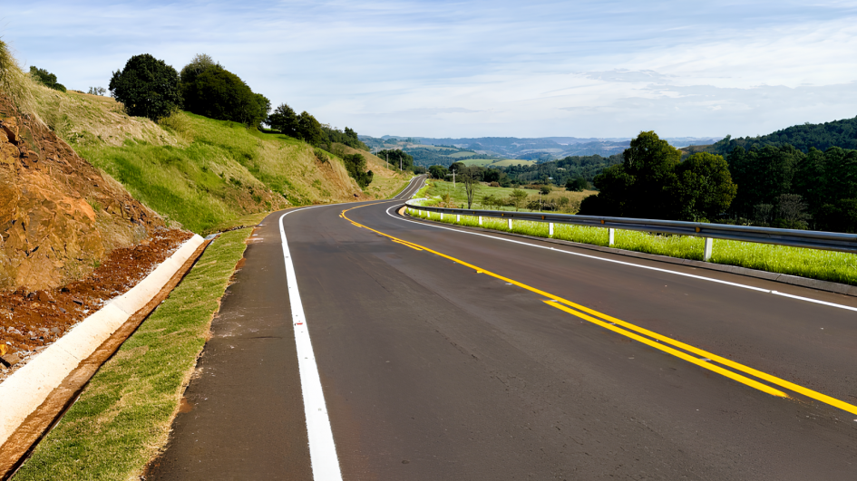 Rodovia BR-285 no Noroeste do RS, com paisagem rural ao fundo